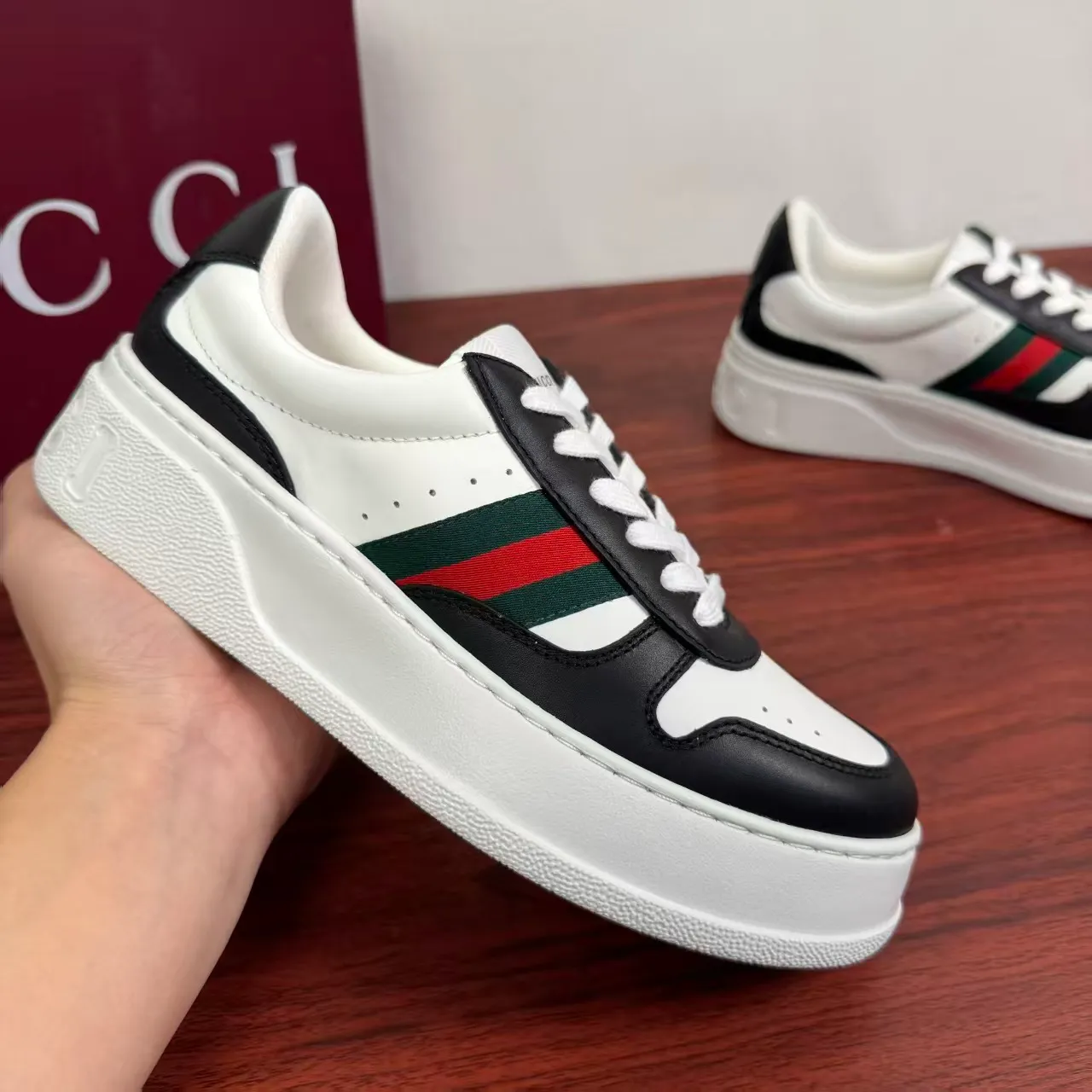 P420 new men's shoes GUCCI [Lightning] latest shoes are shipped. Original quality, fashionable, special materials, inner mesh, brand new packaging. The foot feels super comfortable and the workmanship is impeccable. Size: 38-45